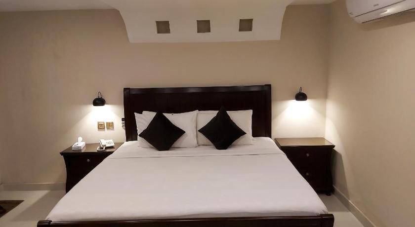 Hotel Mairona Gulberg Lahore Ngoại thất bức ảnh