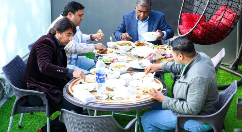 Hotel Mairona Gulberg Lahore Ngoại thất bức ảnh